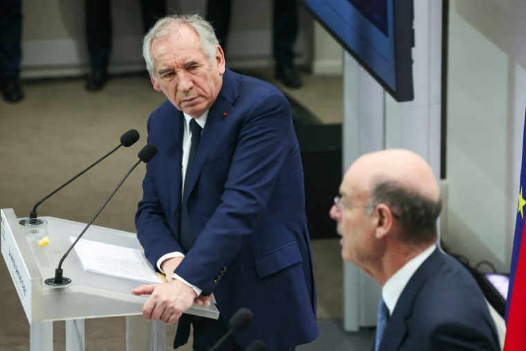 Le Premier ministre François Bayrou (à gauche) et le ministre de l'Économie Éric Lombard, le 15 avril 2025 à Paris ( AFP / ALAIN JOCARD )