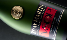 Le fabricant de cognac Rémy Martin et du Cointreau, a dit s'attendre à un "excellent" premier semestre, grâce aux effets de phasage de ses expéditions et à de nouvelles tendances de consommation structurellement plus porteuses aux États-Unis, ainsi qu'à une base de comparaison favorable après une année marquée par la pandémie. (Crédit photo : Unsplash - Andrey Ilkevich)