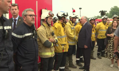 Incendie dans l'Aude: Bayrou sur place pour saluer pompiers et habitants sinistrés