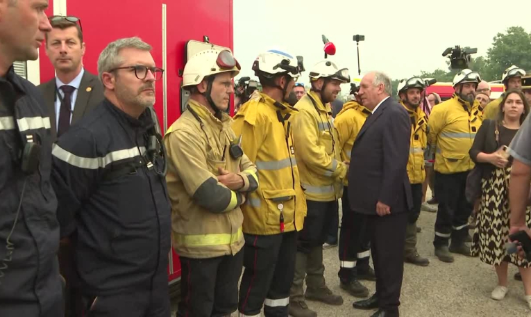 Incendie dans l'Aude: Bayrou sur place pour saluer pompiers et habitants sinistrés
