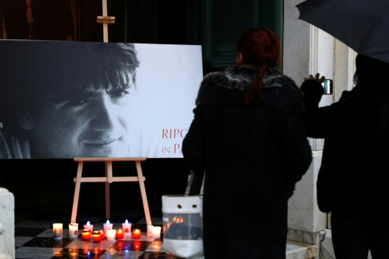 Un portrait du militant indépendantiste corse Yvan Colonna devant la cathédrale d'Ajaccio, le 2 mars 2023 en Corse, à l'occasion du premier anniversaire de sa mort lors d'une agressin à la prison d'Arles, le 2 mars 2022 ( AFP / Pascal POCHARD-CASABIANCA )