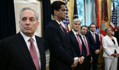 L’entrepreneur David Sacks, tsar de l’IA et des cryptomonnaies, regarde avant que le président des Etats-Unis, Donald Trump, ne signe des décrets sur la recherche contre le cancer pédiatrique et dans le domaine de l’IA, dans le Bureau ovale de la Maison Blanche à Washington, le 30 septembre 2025 ( AFP / Brendan SMIALOWSKI )