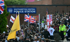 Manifestation devant le commissariat central de Southampton  contre la gestion par la police de la détention de la victime, Henry Nowak, après la condamnation de son meurtrier, Vickrum Digwa, le 2 juin 2026 dans le sud de l'Angleterre  ( AFP / JUSTIN TALLIS )