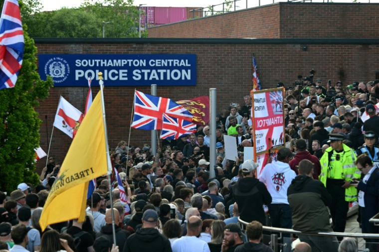 Manifestation devant le commissariat central de Southampton  contre la gestion par la police de la détention de la victime, Henry Nowak, après la condamnation de son meurtrier, Vickrum Digwa, le 2 juin 2026 dans le sud de l'Angleterre  ( AFP / JUSTIN TALLIS )