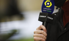Un microphone de television avant un match au stade de la Beaujoire, Nantes, en France