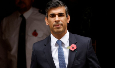Photo d'archives du Premier ministre britannique Rishi Sunak devant le numéro 10 de Downing Street à Londres