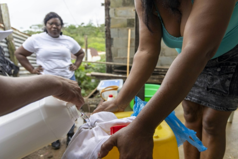 De l'eau provenant d'un puits est filtrée dans un tissu pour en retirer les impuretés, le 6 juin 2026 à Savane, un quartier de Matoury, en périphérie de Cayenne ( AFP / Ronan LIÉTAR )