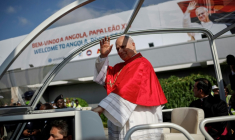 Le pape Léon XIV salue la foule depuis la papamobile à son arrivée à l'aéroport de Luanda le 18 avril 2026, lors de la troisième étape de sa tournée africaine ( AFP / PHILL MAGAKOE )
