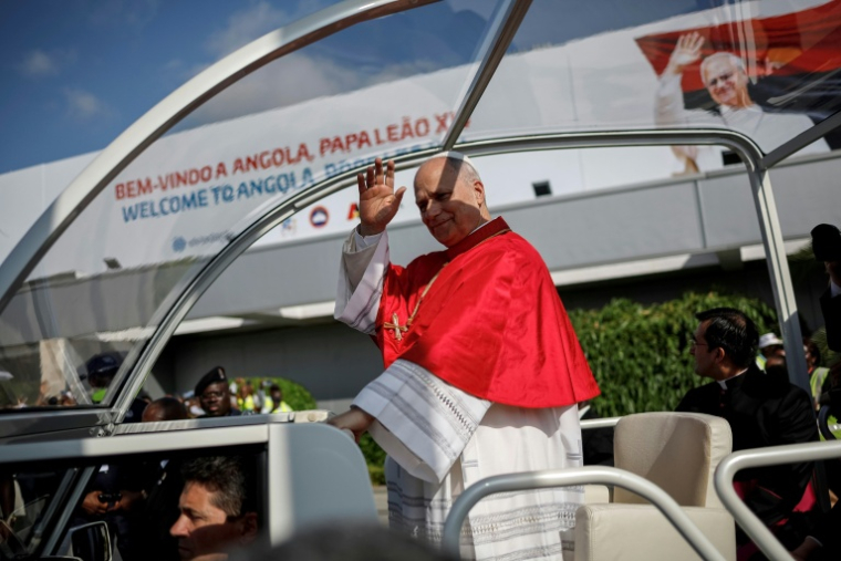 Le pape Léon XIV salue la foule depuis la papamobile à son arrivée à l'aéroport de Luanda le 18 avril 2026, lors de la troisième étape de sa tournée africaine ( AFP / PHILL MAGAKOE )