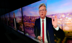 Le leader de La France insoumise Jean-Luc Mélenchon sur un écran lors de l'annonce sur TF1 de sa candidature à l'élection présidentielle de 2027, le 3 mai 2026 ( AFP / Kiran RIDLEY )