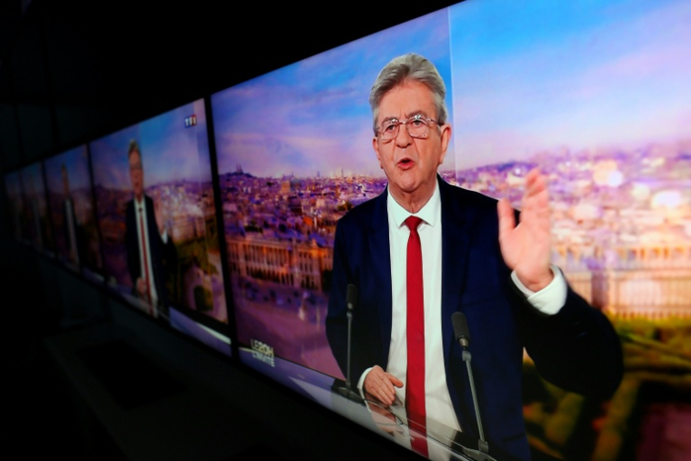 Le leader de La France insoumise Jean-Luc Mélenchon sur un écran lors de l'annonce sur TF1 de sa candidature à l'élection présidentielle de 2027, le 3 mai 2026 ( AFP / Kiran RIDLEY )