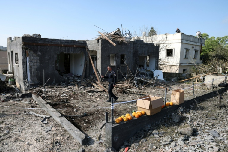 Un policier israélien sur les lieux d'une attaque à la roquette à Zarzir, dans le nord d'Israël, le 13 mars 2026  ( AFP / Odd ANDERSEN )