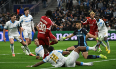 Un centre du joueur de Liverpool Jeremie Frimpong est dévié dans son propre but par le gardien de l'OM Geronimo Rulli, en Ligue des champions, le 21 janvier 2026 au Vélodrome ( AFP / Miguel MEDINA )
