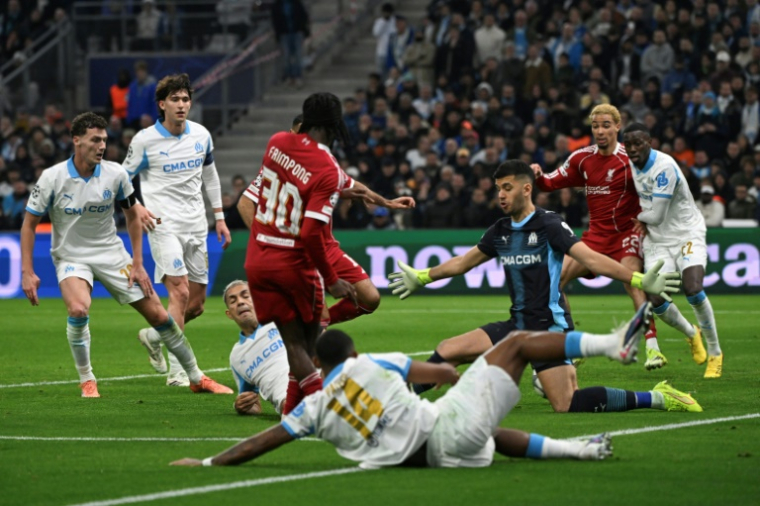 Un centre du joueur de Liverpool Jeremie Frimpong est dévié dans son propre but par le gardien de l'OM Geronimo Rulli, en Ligue des champions, le 21 janvier 2026 au Vélodrome ( AFP / Miguel MEDINA )