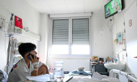 Maël, hospitalisé en chirurgie, passe un appel lors d'une émission télé participative tournée au sein de l'hôpital pour enfants de Nancy équipé d'un studio, le 16 septembre 2025 à Vandoeuvre-lès-Nancy, en  Meurthe-et-Moselle ( AFP / Jean-Christophe VERHAEGEN )