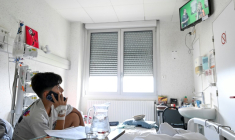 Maël, hospitalisé en chirurgie, passe un appel lors d'une émission télé participative tournée au sein de l'hôpital pour enfants de Nancy équipé d'un studio, le 16 septembre 2025 à Vandoeuvre-lès-Nancy, en  Meurthe-et-Moselle ( AFP / Jean-Christophe VERHAEGEN )
