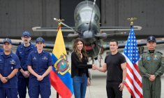La ministre américaine à la Sécurité intérieure, Kristi Noem (c,g) et le président équatorien Daniel Noboa (c,d) à la base aérienne Eloy Alfaro, à Manta, le 6 novembre 2025 ( POOL / Alex Brandon )