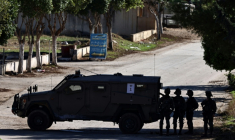 Un véhicule militaire israélien bloque l'entrée de Tammoun, au sud de Toubas, lors d'une opération militaire en Cisjordanie occupée, le 26 novembre 2025 ( AFP / Zain JAAFAR )