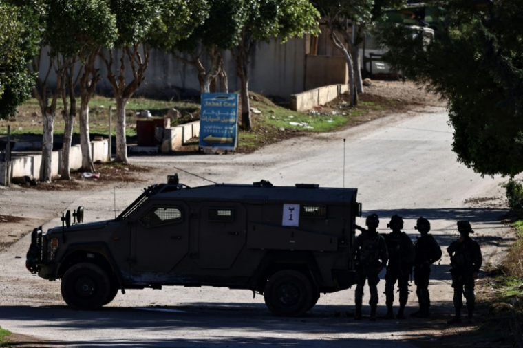 Un véhicule militaire israélien bloque l'entrée de Tammoun, au sud de Toubas, lors d'une opération militaire en Cisjordanie occupée, le 26 novembre 2025 ( AFP / Zain JAAFAR )