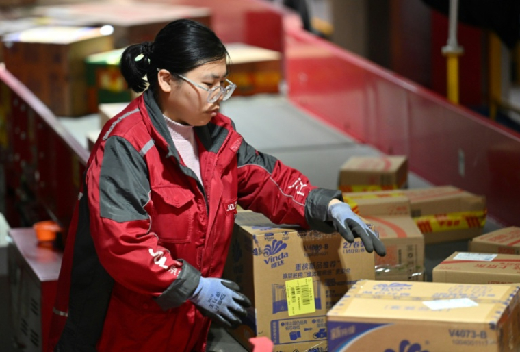 Une employée trie des colis dans un entrepôt de JD.com lors de la "Fête des célibataires", événement commercial annuel majeur en Chine,le 11 novembre 2025 à Pékin ( AFP / Adek BERRY )