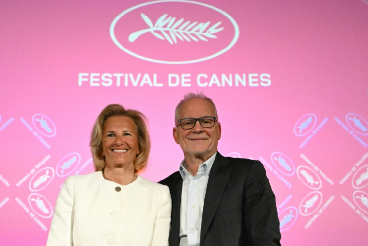 Le délégué général du festival, Thierry Fremaux (droite), et la présidente du festival, Iris Knobloch, posent lors d'une conférence de presse pour annoncer la sélection officielle de la 78e édition du Festival de Cannes, au cinéma UGC Montparnasse à Paris, le 10 avril 2025 ( AFP / Bertrand GUAY )