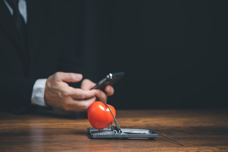 Quels sont les indices pour déjouer une escroquerie sentimentale sur internet ?