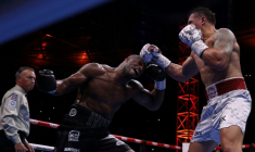 L'Ukrainien Oleksandr Usyk et le Britannique Daniel Dubois lors de leur combat à Londres le 19 juillet 2025  ( AFP / Adrian Dennis )
