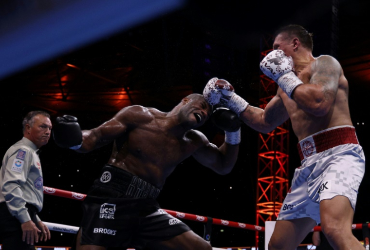 L'Ukrainien Oleksandr Usyk et le Britannique Daniel Dubois lors de leur combat à Londres le 19 juillet 2025 ( AFP / Adrian Dennis )