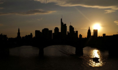 Le soleil se couche à Francfort, en Allemagne