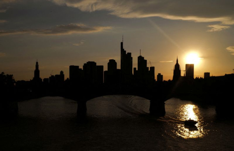 Le soleil se couche à Francfort, en Allemagne