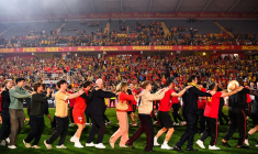 Un accueil triomphal en pleine nuit pour les joueurs du RC Lens
