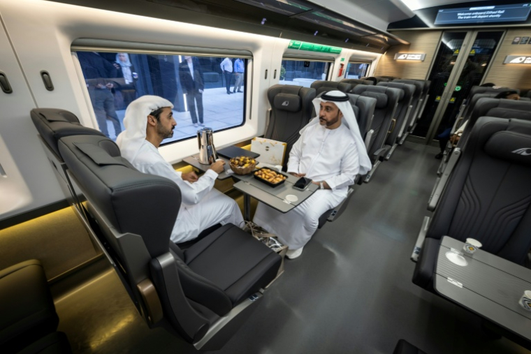 Des passagers dans le premier train de voyageurs de la compagnie Etihad Rail, le 30 juin 2026 aux Emirats arabes unis ( AFP / FADEL SENNA )