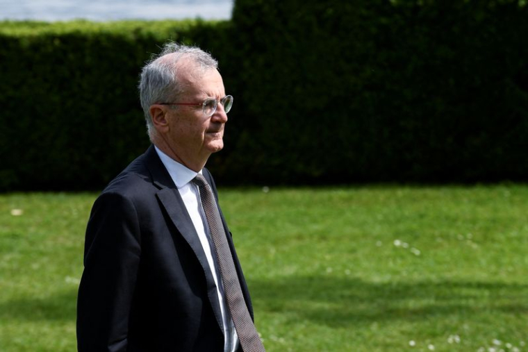 Le gouverneur de la Banque de France François Villeroy de Galhau marche lors de la dernière journée de la réunion des ministres des Finances et des gouverneurs des banques centrales du G7 à Stresa, en Italie