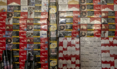 Des cigarettes de contrebande saisies dans le port de Marseille-Fos sont présentées lors du bilan 2025 des services douaniers de Marseille, le 26 mars 2026 ( AFP / MIGUEL MEDINA )