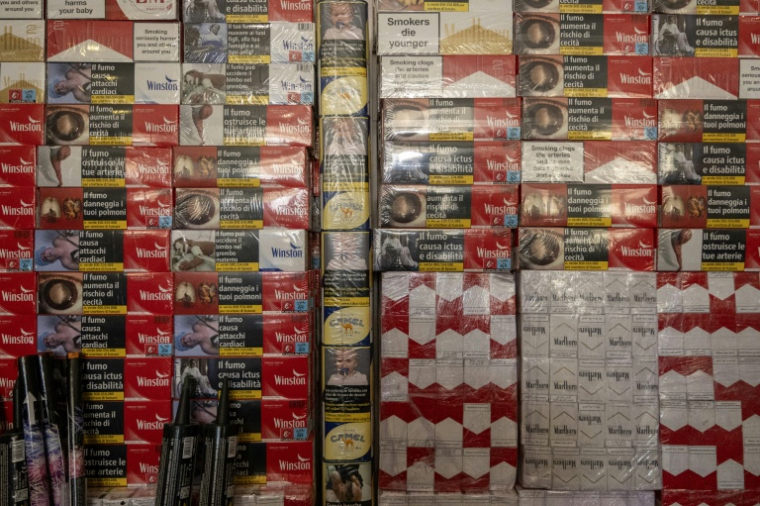 Des cigarettes de contrebande saisies dans le port de Marseille-Fos sont présentées lors du bilan 2025 des services douaniers de Marseille, le 26 mars 2026 ( AFP / MIGUEL MEDINA )