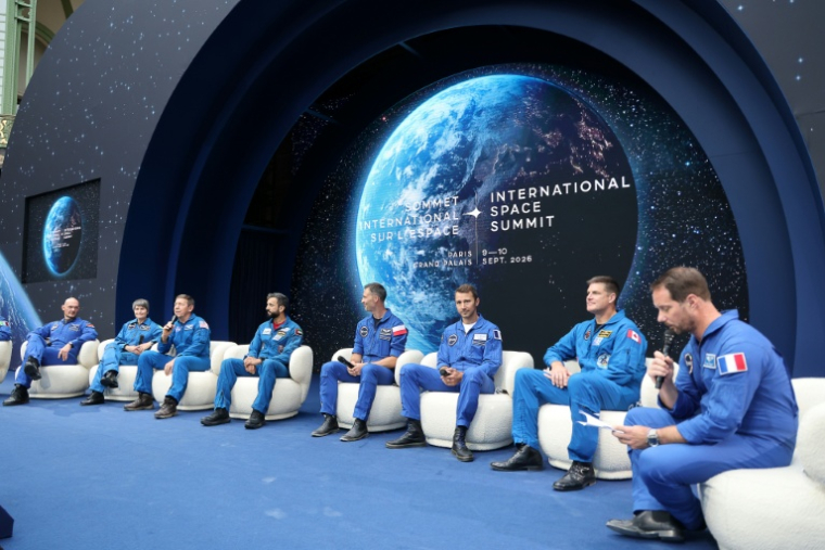 Des astronautes réunis à l'occasion d'une conférence au Sommet international spatial à Paris le 9 septembre 2026 ( AFP / Ludovic MARIN )