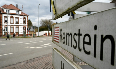 Un drapeau américain sur un panneau indicateur, près de la base aérienne de Ramstein, dans l'ouest de l'Allemagne, le 26 février 2025 ( AFP / Kirill KUDRYAVTSEV )