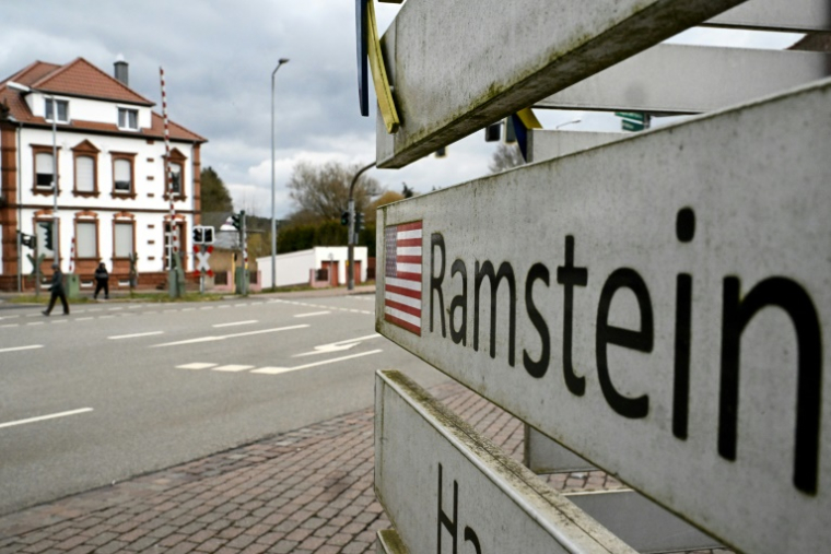 Un drapeau américain sur un panneau indicateur, près de la base aérienne de Ramstein, dans l'ouest de l'Allemagne, le 26 février 2025 ( AFP / Kirill KUDRYAVTSEV )