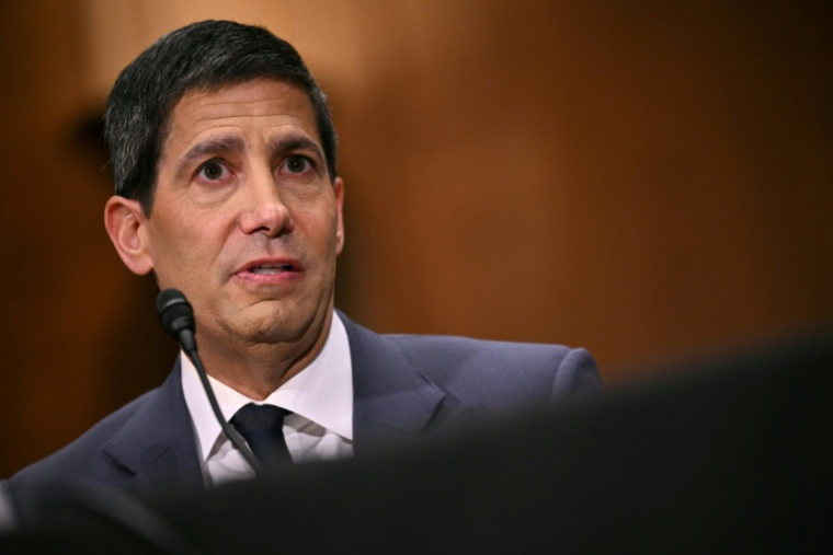 Kevin Warsh, candidat à la présidence de la Réserve fédérale américaine, témoigne lors d'une audition de la commission bancaire du Sénat sur sa nomination, le 21 avril 2026 au Capitole à Washington ( AFP / Mandel NGAN )