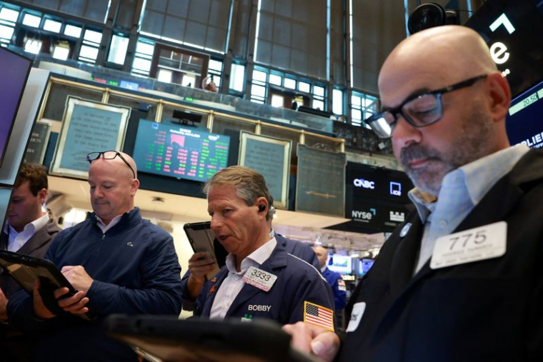 Les traders travaillent sur le parquet de la Bourse de New York (NYSE)