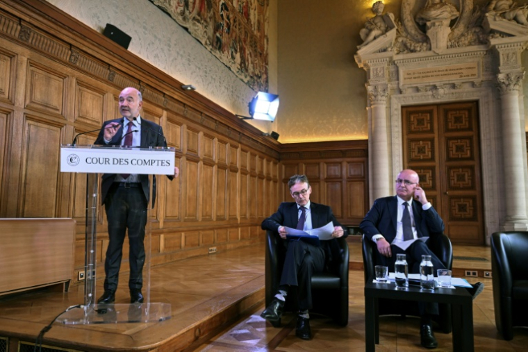 Le premier président de la Cour des comptes, Pierre Moscovici, lors de la présentation du rapport de la Cour des comptes sur le Louvre, le 6 novembre 2025 à Paris ( AFP / Bertrand GUAY )