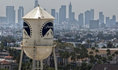 Le château d'eau des studios Paramount, avec en fond la ville de Los Angeles, le 13 juillet 2026 ( GETTY IMAGES NORTH AMERICA / JUSTIN SULLIVAN )