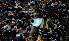 Des supporters argentins affrontent la police à Buenos Aires