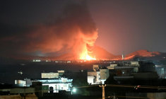 Des flammes et de la fumée s'élèvent d'une zone touchée par une frappe aérienne à Kandahar, en Afghanistan, le 24 septembre 2026 ( AFP / STR )