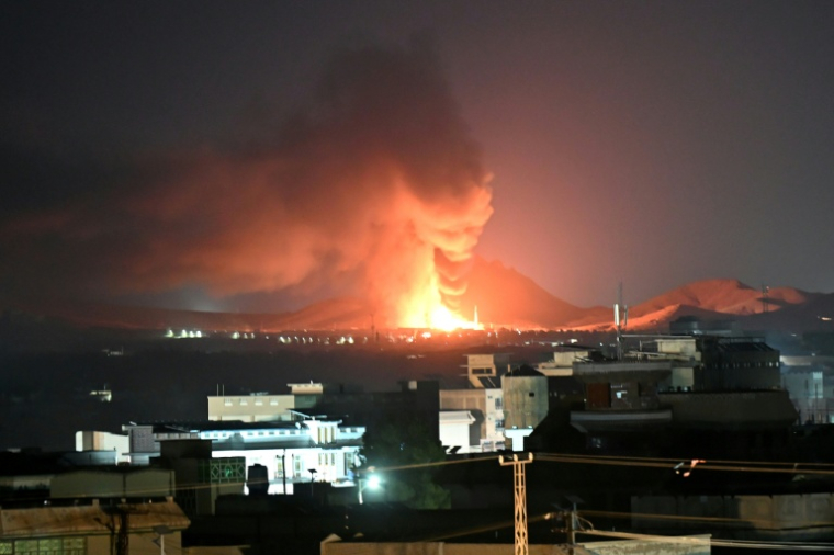 Des flammes et de la fumée s'élèvent d'une zone touchée par une frappe aérienne à Kandahar, en Afghanistan, le 24 septembre 2026 ( AFP / STR )