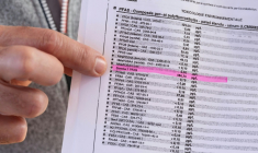 Le maire de Villy (Yonne), Richard Philbiche, montre les résultats de son analyse sanguine, mettant en évidence la présence de PFAS, le 30 septembre 2025 ( AFP / Jean-Christophe VERHAEGEN )