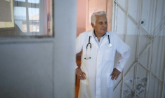 Le docteur Apostolov, médecin généraliste de 90 ans, attend ses patients dans son cabinet à Skrat, un village au pied du massif de la Belassitsa en Bulgarie, le 15 juillet 2026 ( AFP / Nikolay DOYCHINOV )