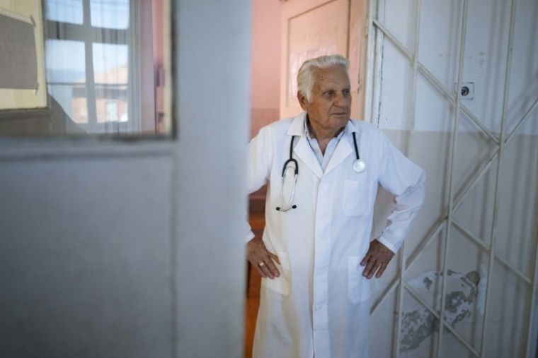 Le docteur Apostolov, médecin généraliste de 90 ans, attend ses patients dans son cabinet à Skrat, un village au pied du massif de la Belassitsa en Bulgarie, le 15 juillet 2026 ( AFP / Nikolay DOYCHINOV )