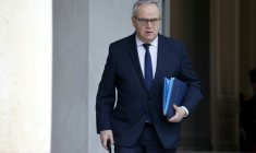 François-Noël Buffet, alors ministre délégué auprès du ministre de l'Intérieur, à la sortie de l'Elysée, le 26 mars 2025 à Paris ( AFP / Ludovic MARIN )