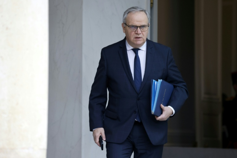 François-Noël Buffet, alors ministre délégué auprès du ministre de l'Intérieur, à la sortie de l'Elysée, le 26 mars 2025 à Paris ( AFP / Ludovic MARIN )